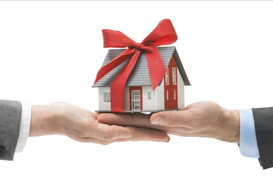  Жилье в дар: как и кому можно передать свою недвижимость.  100domov.info рассказывает о тонкостях заключения сделок дарения недвижимого имущества.
